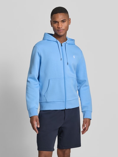 Männermodel trägt Regular Fit Sweatjacke aus Baumwoll-Mix von Polo Ralph Lauren, efekt: jednolity kolor, krój regular fit, zamek błyskawiczny, wyhaftowane logo, kaptur z tunel, długi rękaw, dzianina dresowa, mieszanka bawełny, ganzkörperansicht von vorne
