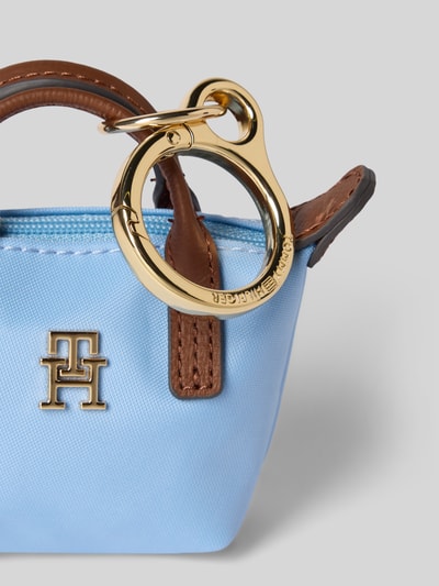 Produktfoto, Schlüsselanhänger im Henkeltaschen-Design von Tommy Hilfiger in Hellblau, Optik: Unifarben, Logo-Applikation aus Metall, Verschluss: Reißverschluss
