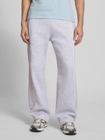 Männermodel trägt Sweatpants mit elastischem Bund und Logo von REVIEW, Relaxed-Fit, Reine Baumwolle, Logo, Ganzkörperansicht von vorne.