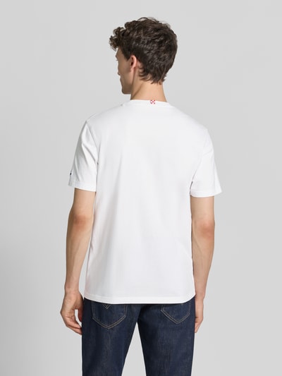 Männermodel trägt Herren T-Shirt mit Stitchings Modell 'PORTOFINO' von MC2 Saint Barth, Reine Baumwolle, Regular-Fit, Ganzkörperansicht Rückansicht.