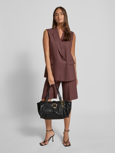 Frauenmodel trägt Shopper aus echtem Rindsleder Modell 'SHOPPER M' von Marc O'Polo, schwarze Lederoptik, Label Patch, Glattleder, Ganzkörperansicht von vorne.