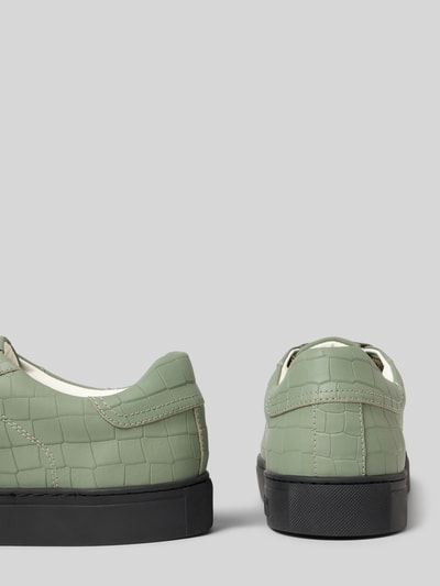 Produktfoto, Sneaker mit Strukturmuster Modell 'Essence' von Hide&Jack in Grün mit abgerundeter Form, schwarzer strukturierter Sohle, Label-Prägung, abgesetzte Nähte, passende Proportionen laut Größenangaben.