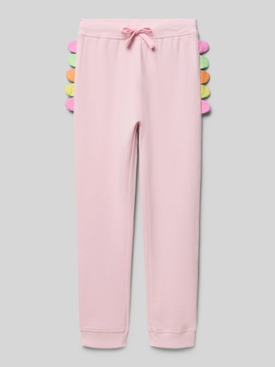 Produktfoto, Regular Fit Sweatpants mit Zierbesatz von Blue Seven, różowy kolor, bawełna, krój regular fit, elastyczny pas ze sznurkiem, kolorowe aplikacje po bokach, elastyczne nogawki, długość wewnętrzna nogawki w rozmiarze 116: 49 cm