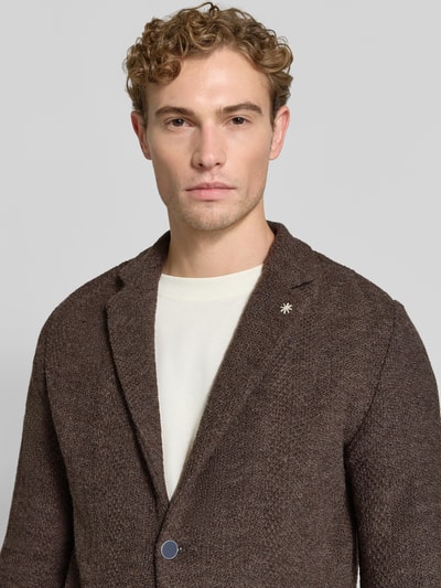 Männermodel trägt Cardigan mit Schurwoll-Anteil in Strick-Optik von Manuel Ritz, Regular Fit, braun, Reverskragen, Nahaufnahme Oberkörper.