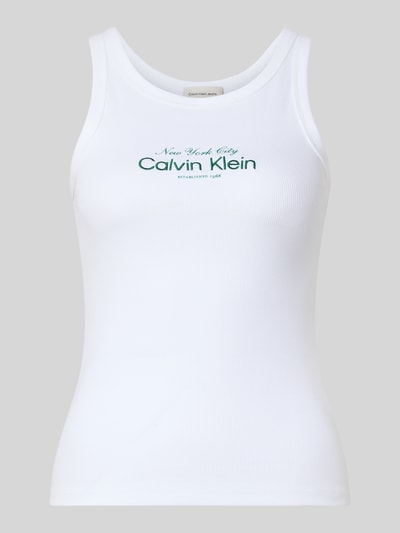 Kobiece model prezentuje Top mit Label-Stitching model 'CONTOUR' von Calvin Klein Jeans z mieszanka bawełny, dopasowany krój, dekolt w łódkę, długość tyłu w rozmiarze S: 48 cm, widok całej sylwetki z przodu.