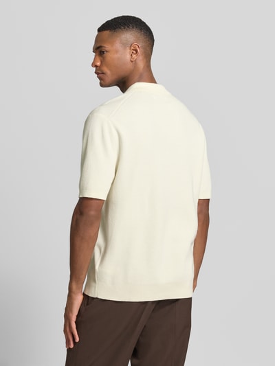 Męski model ma na sobie Strickshirt mit Polokragen und V-Ausschnitt von JAKE*S STUDIO MEN, mieszanka bawełny, krój regular fit, długość tyłu w rozmiarze M: 67 cm, długość rękawów w rozmiarze M: 28 cm, gładka kremowa faktura, brązowe spodnie, całopostaciowy widok z tyłu.