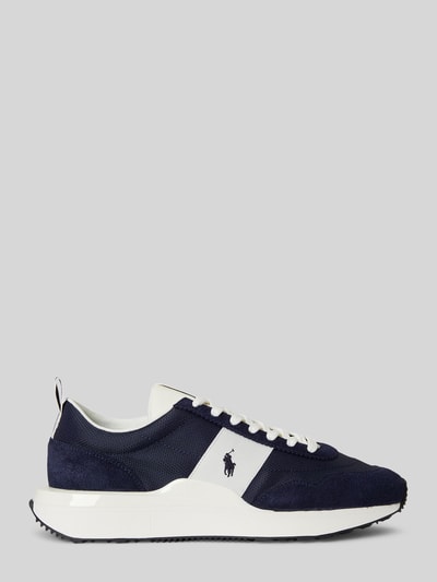 Produktfoto, Low Top Sneaker aus Veloursleder von Polo Ralph Lauren, efekt: jednolity kolor, zaokrąglony nosek buta, płaska podeszwa, wyhaftowane logo, pętelka do zakładania, detal w kontrastowym kolorze, wiązanie, podeszwa z fakturą, wykończenie materiału: welur i siateczka, materiał: naturalna skóra
