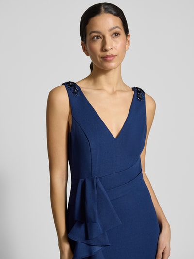 Modelka nosi Regular Fit Sukienka wieczorowa z obszyciem falbanami od Adrianna Papell, elastyczna mieszanka materiałów, dekolt w serek, bez rękawów, wszyty zamek błyskawiczny, długość tyłu w rozmiarze 36: 150 cm, szerokość w rozmiarze 36: 43 cm, kolor niebieski, faktura gładka, widok z przodu, zbliżenie na górną część ciała.