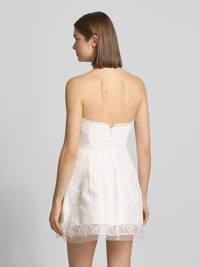 Frauenmodel trägt Cocktailkleid im Off-Shoulder-Look von Bardot in Weiß mit Mesh, A-Linie, floraler Struktur, Ganzkörperansicht Rückansicht.