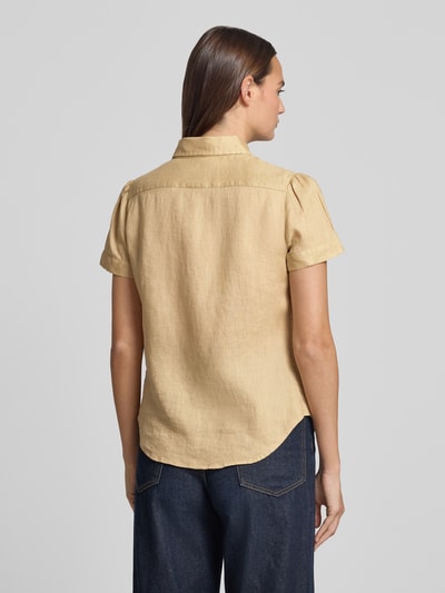 Frauenmodel trägt Regular Fit Leinenbluse aus reinem Leinen von Polo Ralph Lauren, Optik: Unifarben, Materialverarbeitung: Flammgarn, Ganzkörperansicht Rückansicht.