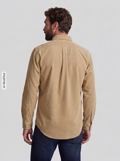 Męski model nosi Custom Fit Freizeithemd aus reiner Baumwolle von Polo Ralph Lauren, beżowa koszula casualowa, widok całej sylwetki z tyłu, KI-modifiziertes Bild.