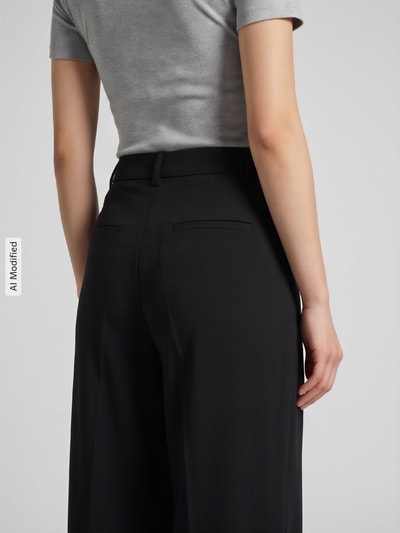 Frauenmodel trägt Regular Fit Weite Hose mit Viskose-Anteil Modell 'SONJA' von ONLY in Schwarz, glatte Textur, Nahaufnahme Rückansicht, Damen Weite Hose von ONLY, KI-modifiziertes Bild.