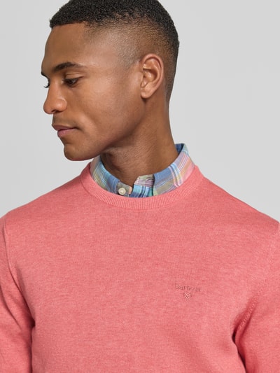 Männermodel trägt Regular Fit Strickpullover aus reine katoen Modell 'PIMA' van Barbour, effen roze, label stitching, crew neck, geribde boorden, melange look, nahaufnahme oberkörper.