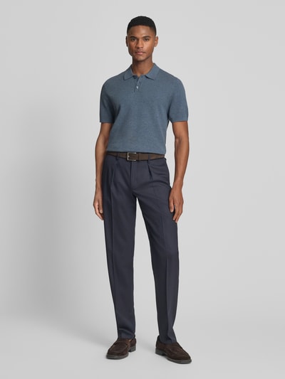 Mężczyznamodel nosi koszulkę polo Slim Fit Poloshirt Modell 'Triton' od Drykorn, z czystej bawełny, krój slim fit, z kołnierzykiem polo, krótki rękaw, fakturowany wzór, długość tyłu w rozmiarze M: 67 cm, widok całej sylwetki z przodu.