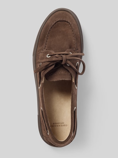 Produktfoto, Buty z naturalnej skóry od Copenhagen, zaokrąglony czubek, wiązanie, fakturowana podeszwa, kolor brązowy, wysokość obcasa 4 cm, wysokość cholewki 5 cm, szerokość cholewki 6 cm, widok z góry.