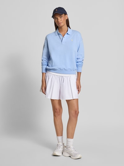 Frauenmodel trägt Ausgestellter Mini-Rock aus reiner Baumwolle von Polo Ralph Lauren, weiß, unifarben, mit Logo-Stitching und Raffungen, Popeline, Mini-Länge, Eingrifftasche, elastischer Bund, Ganzkörperansicht von vorne.
