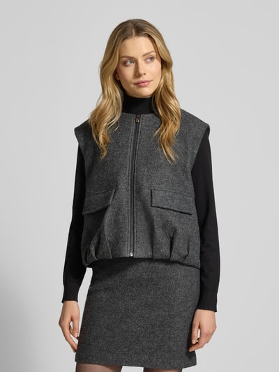 Vrouwenmodel draagt Weste met Reißverschluss Modell 'Womaya' van OPUS, viscose-wol mix, regular fit, ronde hals, zakken, volledige vooraanzicht.