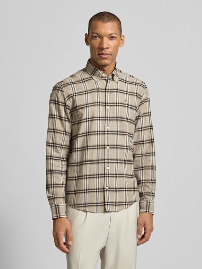 Männermodel trägt Regular Fit Freizeithemd aus reiner Baumwolle Modell 'LIAM' von BOSS im karierten Allover-Muster, Ganzkörperansicht von vorne.