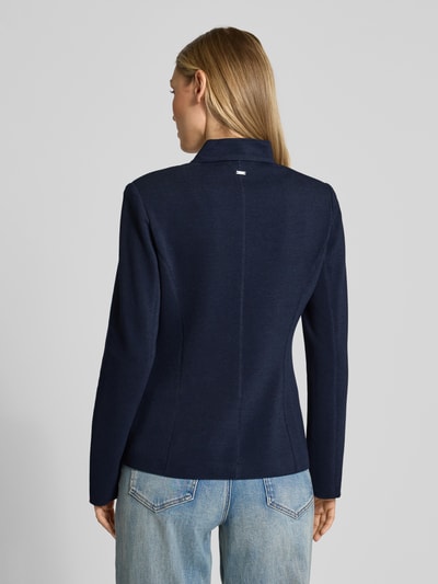 Frauenmodel trägt Slim Fit Blazer mit Stehkragen von WHITE LABEL, mieszanka bawełny, krój slim fit, nakładane kieszenie, taliowany, listwa guzikowa, długość tyłu w rozmiarze 36: 62 cm, szerokość w rozmiarze 36: 46 cm, długość rękawów w rozmiarze 36: 65 cm, kolor granatowy, gładka tekstura, Ganzkörperansicht Rückansicht.
