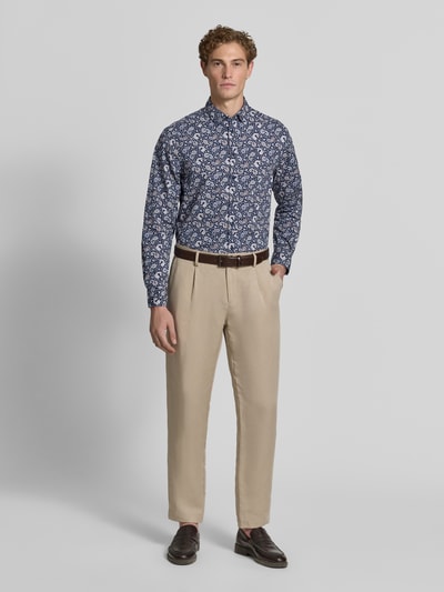 Männermodel trägt Regular Fit Freizeithemd mit Paisley-Muster und Kentkragen von Christian Berg Men in Blau und Beige, Ganzkörperansicht von vorne. Reine Baumwolle, Rückenlänge 79 cm, Schulterbreite 49 cm, Ärmellänge 66 cm.