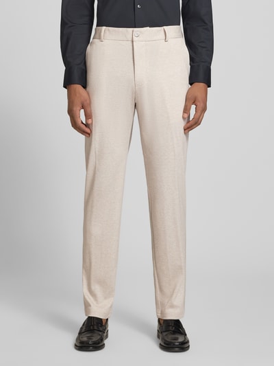 Männermodel trägt Slim Fit Anzughose aus Viskose-Mix Modell 'TIUS2' von Strellson in Beige-Melange mit Gürtelschlaufen, Nahaufnahme Vorderansicht.