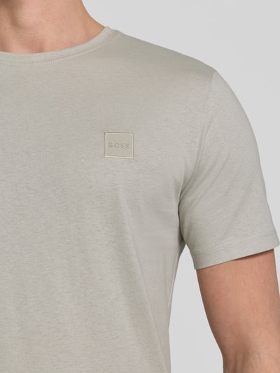 Männermodel trägt Regular Fit T-Shirt aus reiner Baumwolle Modell 'TALES' von BOSS Orange, unifarben, Jersey, Nahaufnahme Oberkörper.