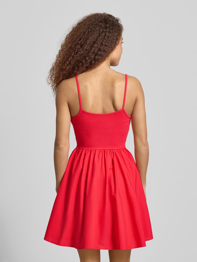Kobiece modelka nosi Tailliertes Freizeitkleid aus reiner Baumwolle od Tommy Jeans, efekt: jednolity kolor, krój: taliowany, długość: mini, dekolt w łódkę, wyhaftowane logo, cienkie ramiączka, prosty dół, wpuszczane kieszenie, materiał: bawełna, widok całej sylwetki z tyłu.