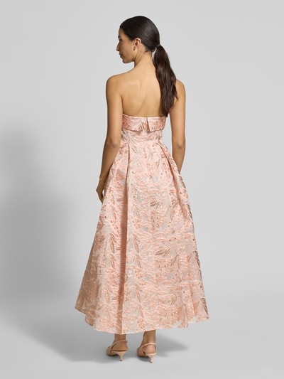 Frauenmodel trägt Regular Fit Midikleid mit floralem Allover-Stitching von Adrianna Papell in Apricot, A-Linie, Schulterfrei, Kellerfalten, Nahtreißverschluss, Ganzkörperansicht Rückansicht.