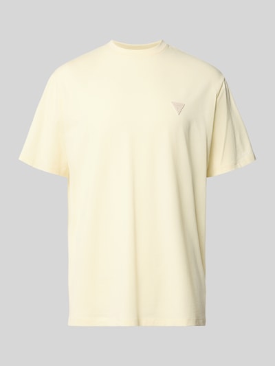 Produktfoto, hellgelbes T-Shirt mit Logo und Rundhalsausschnitt von Guess aus Baumwoll-Mix mit Modal-Anteil, Relaxed Fit, glatte Textur.