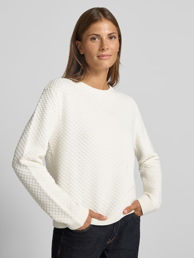 Frauenmodel trägt Regular Fit Pullover aus reiner Baumwolle von Tom Tailor, cremeweiß mit strukturierter Oberfläche, Nahaufnahme Oberkörper, Damen Pullover von Tom Tailor.