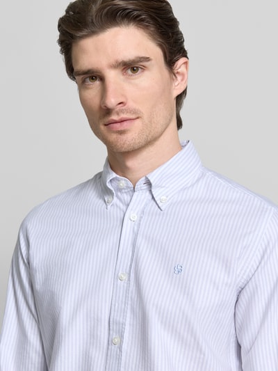Männermodel trägt Slim Fit Freizeithemd aus reiner Baumwolle Modell 'H-ROAN' von BOSS mit Allover-Streifenmuster, Nahaufnahme Oberkörper.