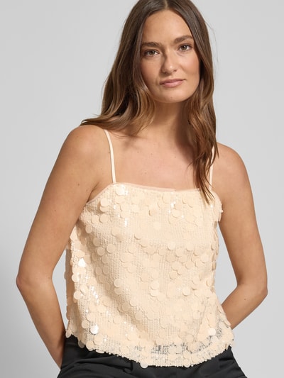 Kobiece modelka nosi Trägertop mit Pailletten von Jake*s Collection, krój regular fit, cekiny, prostokątny dekolt, cienkie regulowane ramiączka, długość tyłu w rozmiarze 36: 47 cm, jasny kolor, tekstura cekinowa. Zbliżenie na górną część ciała.