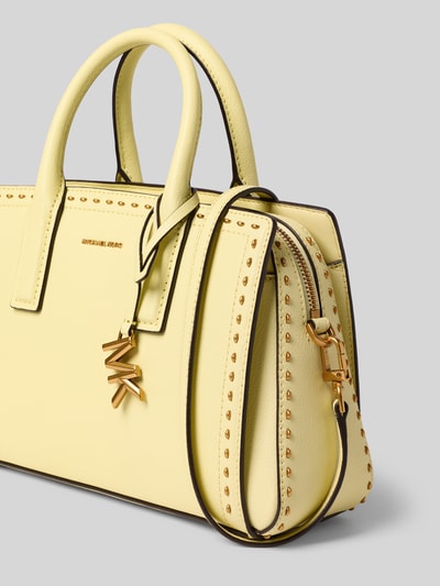 Produktfoto, Handtasche mit Logo-Detail Modell 'Laila' von MICHAEL Michael Kors, gelbes glattes Leder, goldfarbene Beschläge, 29x19x11 cm, Hauptfach mit Reißverschluss, Schulterriemen abnehmbar.