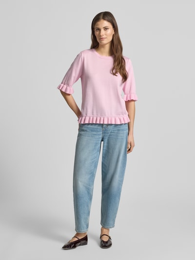 Kobiece modelka nosi Regular Fit T-Shirt aus Viskose-Mix Modell 'Katie' od FREE/QUENT, różowy, półrękaw, falbany, okrągły dekolt, dzianinowa struktura, kontekst: elastyczna wiskoza, długość tyłu w rozmiarze S: 56 cm, długość rękawa w rozmiarze S: 33 cm, pełen widok z przodu