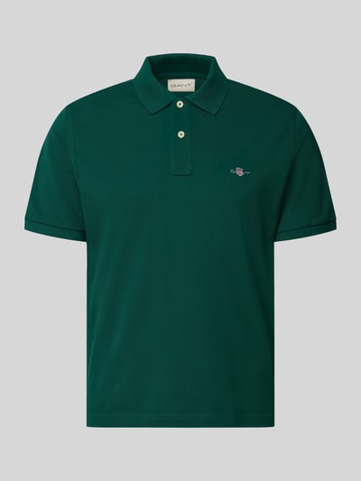Produktfoto, Regular Fit Poloshirt aus reiner Baumwolle von GANT in Dunkelgrün mit kurzer Knopfleiste und weicher, glatter Textur.