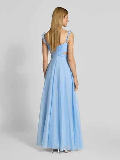 Frauenmodel trägt Abendkleid mit Cut Outs und Rüschen von Jake*s Cocktail in Hellblau, A-Linie, Maxikleid, Rückenreißverschluss, ganzkörperansicht Rückansicht. Rückenlänge bei Größe 36: 136 cm, Brustweite: 31 cm.