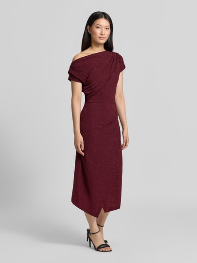 Frauenmodel trägt Cocktailkleid mit One-Shoulder-Träger von Rinascimento in Bordeaux, taillierte Passform, Midilänge, Ganzkörperansicht von vorne.
