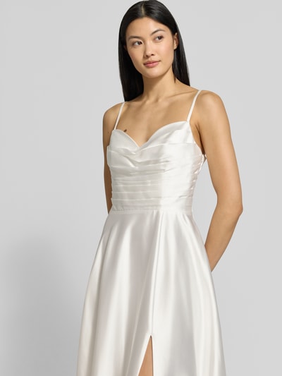 Kobiece model prezentuje Brautkleid mit Drapierungen und rückseitiger Schnürung von LUXUAR FASHION, Satyna, Linia a, długa sukienka, cienkie ramiączka, drapowania, wiązanie z tyłu, Długość tyłu w rozmiarze 36: 133 cm, Szerokość w rozmiarze 36: 32 cm, zbliżenie górnej części ciała z przodu.