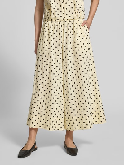 Frauenmodel trägt Culotte im Allover-Look Modell 'Nada' von My Essential Wardrobe, beige mit schwarzen Punkten, reine Baumwolle, elastischer Bund, Wide Leg, Nahaufnahme Unterkörper, Ganzkörperansicht von vorne.