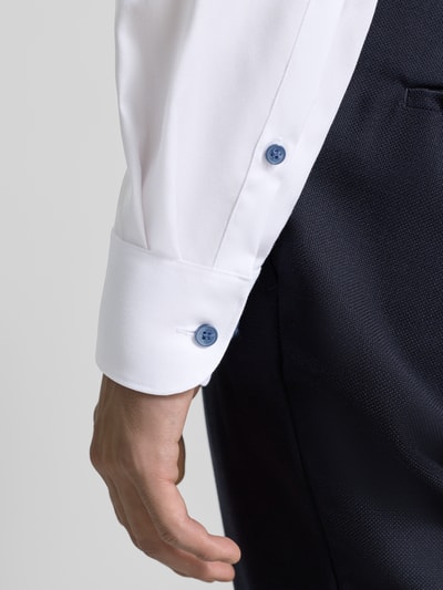 Mannenmodel draagt 'Slim Fit Business Hemd aus Baumwolle mit Kentkragen' van OLYMP, wit-blauw, detailopname onderarm, katoen-elastaan-mix.