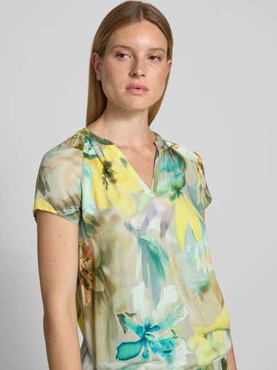 Frauenmodel trägt Regular Fit Bluse aus Viskose im Allover-Look von Betty Barclay in Gelbgrün mit V-Ausschnitt, Nahaufnahme Oberkörper. Rückenlänge bei Größe 36: 61 cm, Ärmellänge bei Größe 36: 13 cm, Reine Viskose.