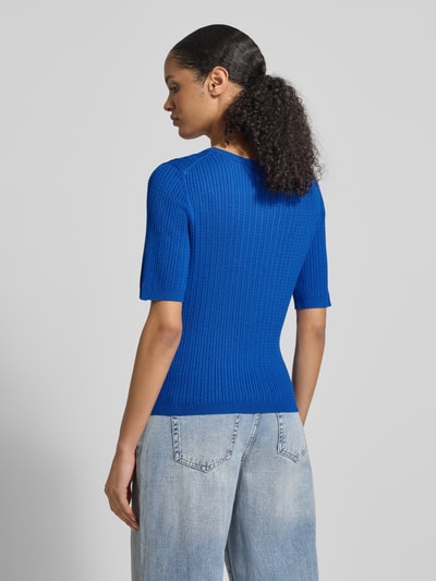 Frauenmodel trägt Sim Fit Strickpullover aus Viskose-Mix mit Zopfmuster von Christian Berg Woman Selection in Blau, Rippstrick, Rückansicht