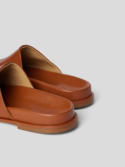 Aeyde Slides aus Brand-Prägung Cognac  3