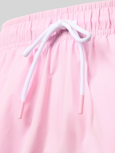 Produktfoto, Regular Fit Badeshorts mit Logo-Details Modell 'ICONIC' von BOSS in Hellrosa mit glatter Textur und weißen Kordeln, Herren Badehose