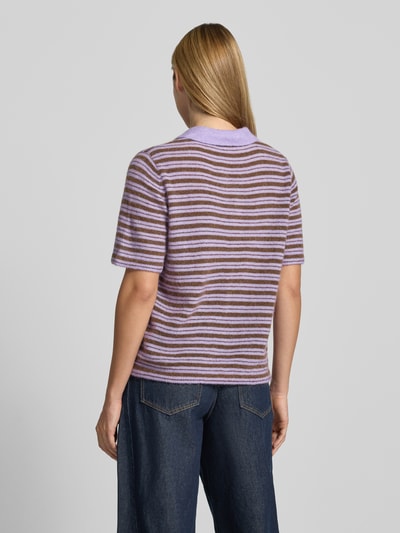 Frauenmodel trägt Poloshirt mit Woll-Anteil Modell 'Milvi' von MOS MOSH, lila-braun gestreift, taillierte Passform, Rückenansicht, Nahaufnahme Oberkörper.