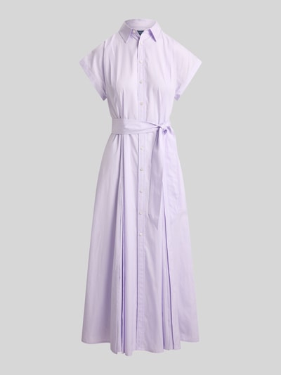 Produktfoto, Tailliertes Hemdblusenkleid aus reiner Baumwolle von Polo Ralph Lauren in zartem Lila, knöchellang, unifarben, Knopfleiste, Bindegürtel, kurze Ärmel, Logo-Stitching, glatte Baumwollstruktur, seitliche Eingrifftaschen.