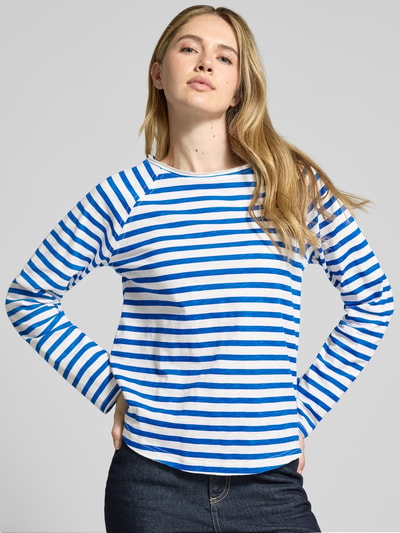 Modelka nosi bluzkę z długim rękawem z okrągłym dekoltem model 'Liva' od Lollys Laundry, bawełna, krój relaxed fit, długość tyłu 60 cm, widok z przodu całej sylwetki.