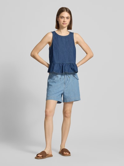 Frauenmodel trägt Jeansshorts aus reiner Baumwolle Modell 'MW' von Pepe Jeans in blauer Denim-Optik mit Label-Patch, 5-Pocket-Design, Ganzkörperansicht von vorne.