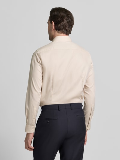 Männermodel trägt Regular Fit Business Hemd aus katoen met Kentkraag van Jake*s in beige, knoopsluiting, pure katoen, ruglengte 70 cm, schouderbreedte 47 cm, mouwlengte 64 cm, geheel van achteren bekeken, Ganzkörperansicht Rückansicht.