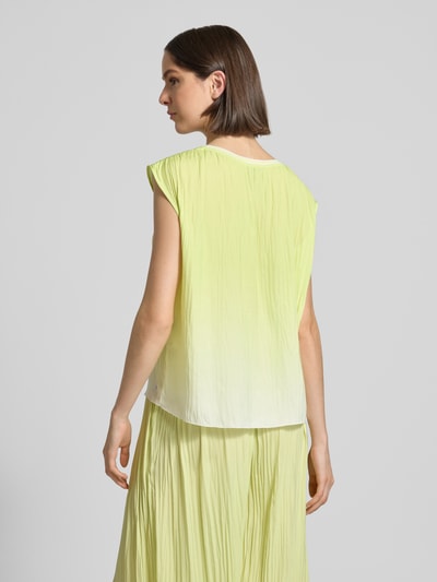Frauenmodel trägt Bluse mit Strukturmuster und Rundhalsausschnitt von Marc Cain, in Hellgrün mit Label-Detail, Gerader-Schnitt, Rückenlänge bei Größe 36: 56 cm, Ganzkörperansicht Rückansicht.